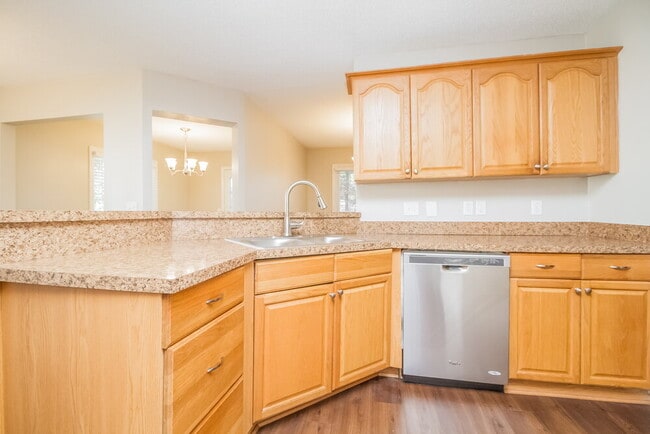 Building Photo - 606 Knollwood Dr