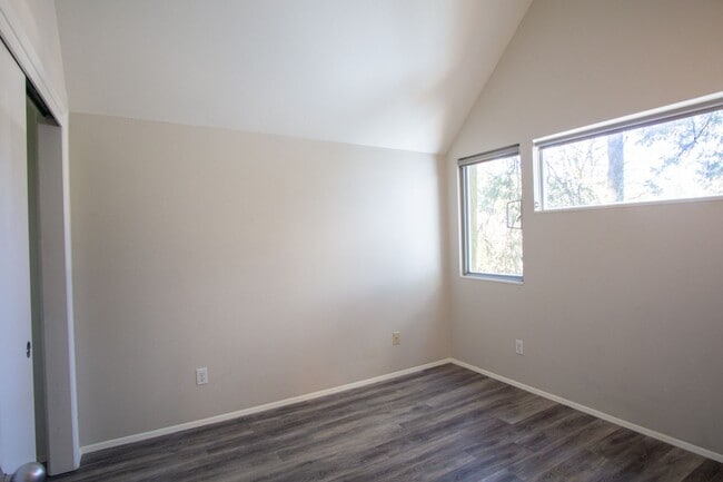 Building Photo - Fantastic Lake Oswego 2Bdr w/Fireplace, Dishwasher & W/D + Balcony