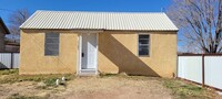 Building Photo - LARGE 1 BEDROOM HOME WITH MANY UPDATES