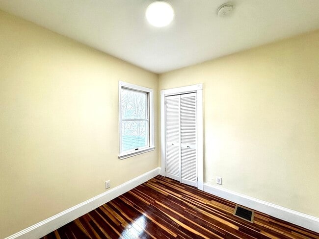Building Photo - 98 Safford St