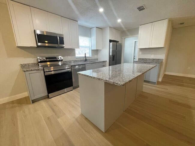 Building Photo - Newly Renovated 3 Bedroom / 2 Bath In Lake...