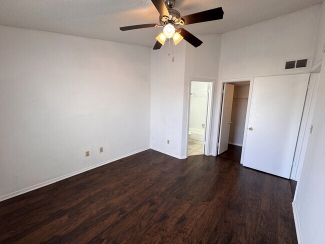 Building Photo - 1948 Lake Atriums Cir