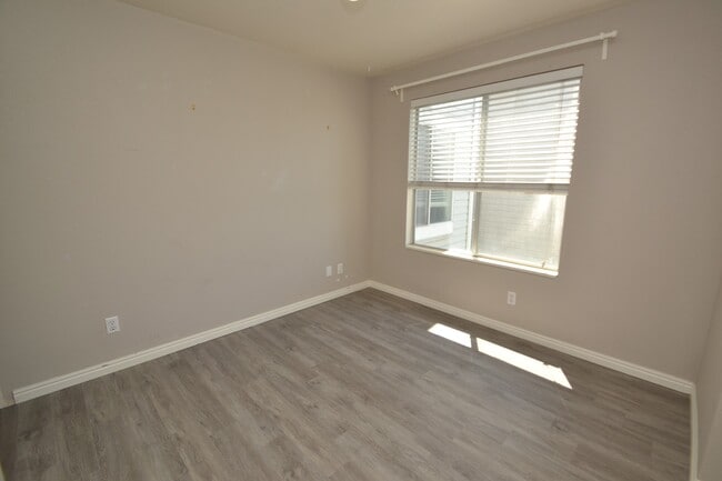 Building Photo - 2 Bedroom 2 Bath Condo on 9th East!!!