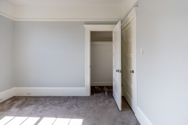 Building Photo - Large updated 2 bedroom, walk to Downtown,...