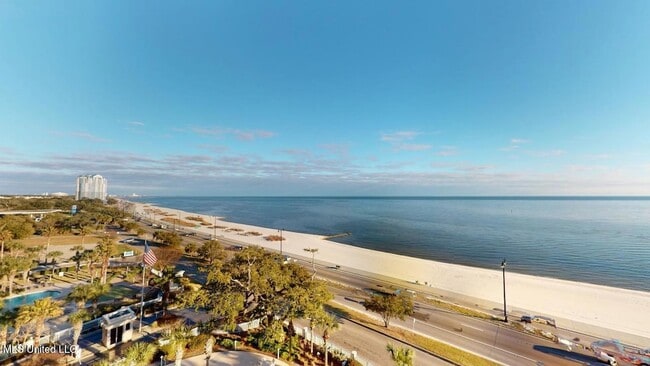 Building Photo - 2228 Beach Dr