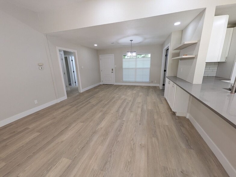 Building Photo - 9705 Marlborough Dr