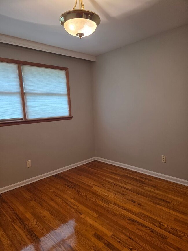 Building Photo - 812 Leeds Ln