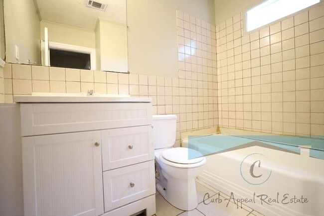 Building Photo - Recently renovated 3 bed, 1.5 bath home - back deck, garage, fenced yard!!