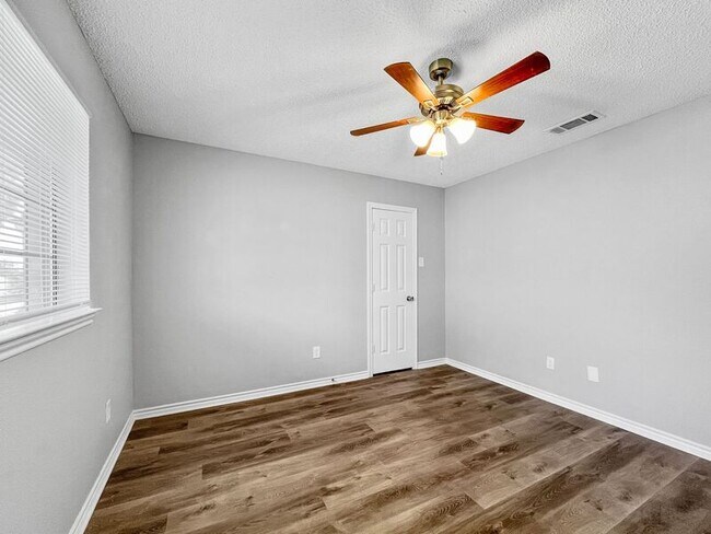 Building Photo - 700 Dartbrook Dr
