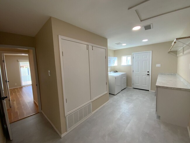 Building Photo - Beautifully Remodeled 3 Bedroom Single Sto...