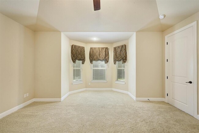 Building Photo - 211 Lake Como Dr