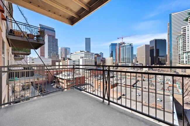 Building Photo - Downtown Living