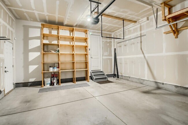 Building Photo - 3 Bed 2.5 Bath End Unit Home with FENCED Y...