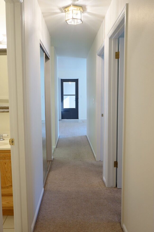 Building Photo - Adorable 1st floor 2 bedroom 1 bath condo ...