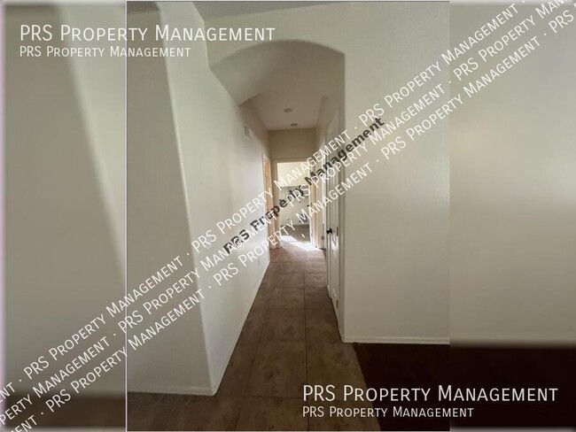 Building Photo - 576 E Julian Dr