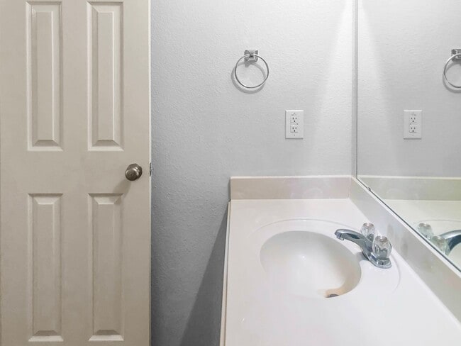 Building Photo - Spacious 1 Story Home!