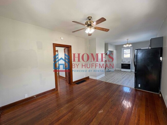 Building Photo - Two Bedroom House | Front Porch | Detached...