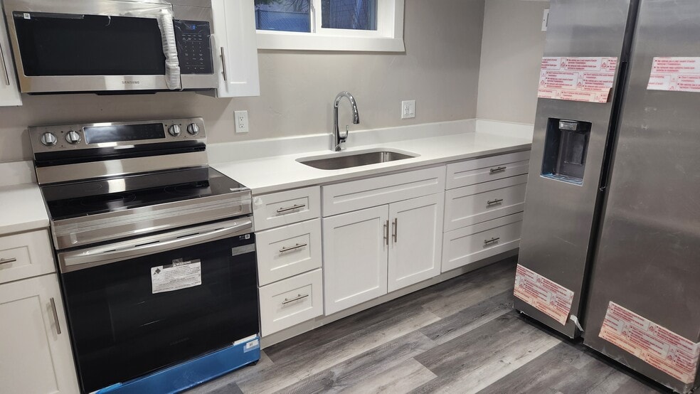 Building Photo - 920 W 600 N