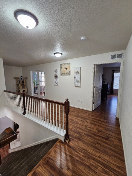 Building Photo - 9585 Castle Oaks Dr