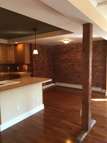 Building Photo - 23 S Main St Apt 5