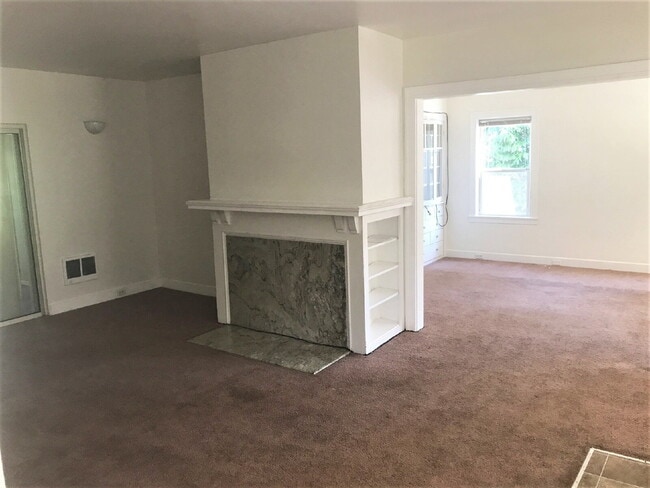Building Photo - 5 bed/3 bath and 3 kitchen house in West U...