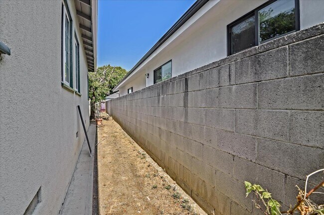 Building Photo - 3532 Maplewood Ave