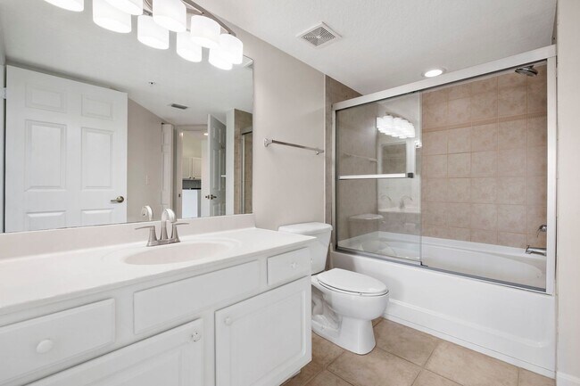 Building Photo - Resort-Style Living in the Heart of Fort Myers