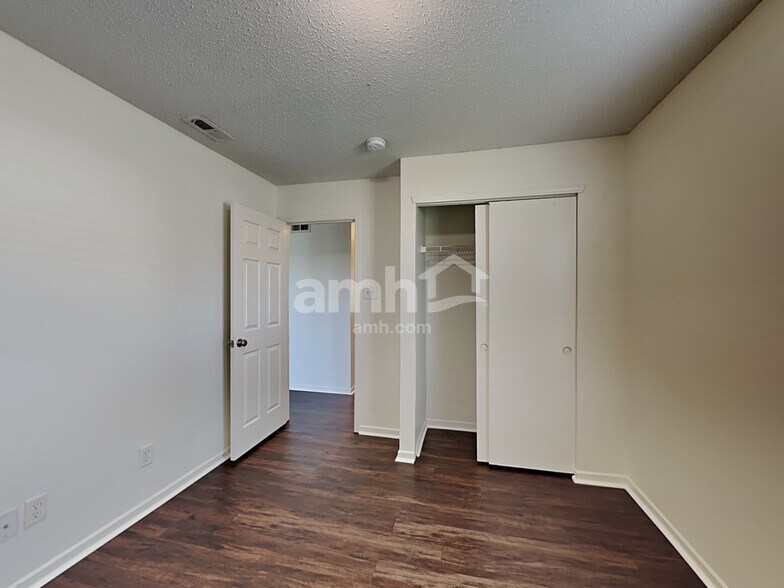 Building Photo - 527 Bourneside Dr