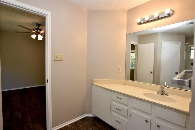Building Photo - 609 Rollingway Dr