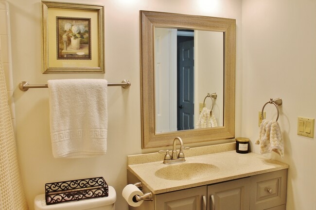 Building Photo - 7805 Renaissance Ct