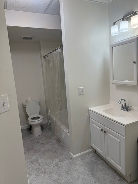 Building Photo - 475 York Rd