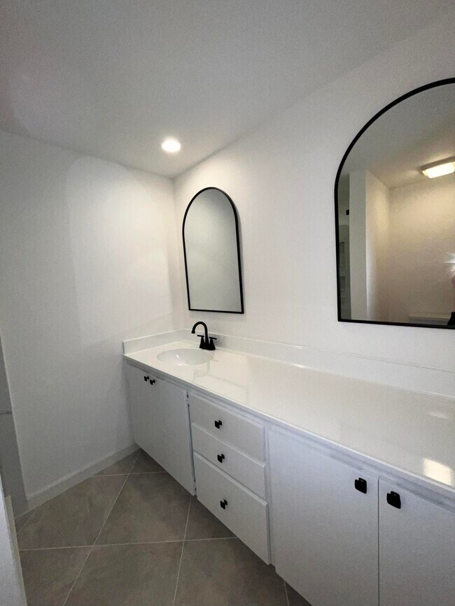 Building Photo - 904 9th Way