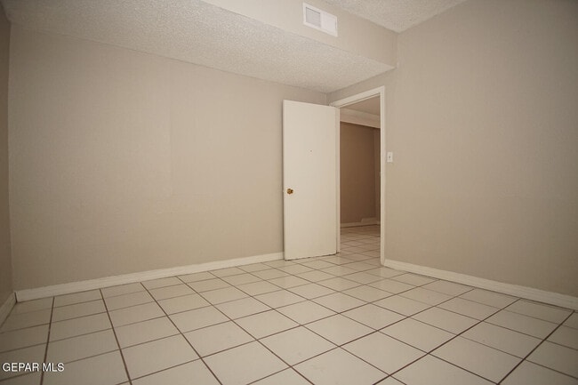 Building Photo - 422 Val Verde St