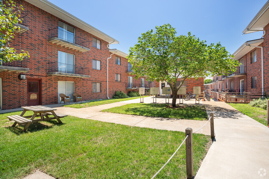 Village Courtyard - Village/Campus/College Apartments