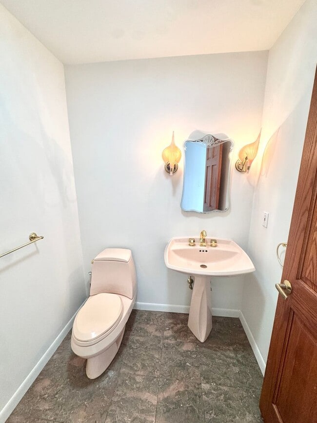 Building Photo - GRAND FIVE BEDROOM HOME