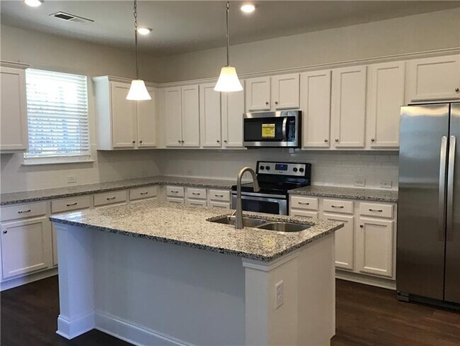 Building Photo - 174 Lindridge Dr NE