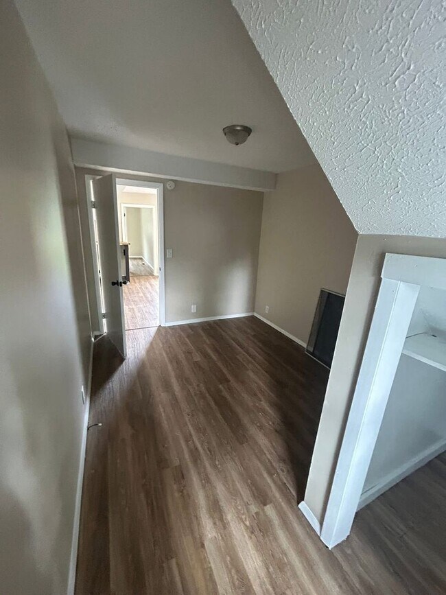 Building Photo - $895 a month! 4-Bedroom Apartment Near Bal...