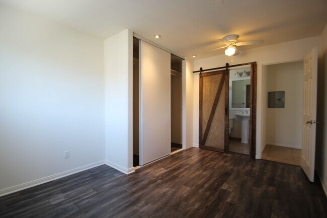 Building Photo - 5864-5864 Mildred St