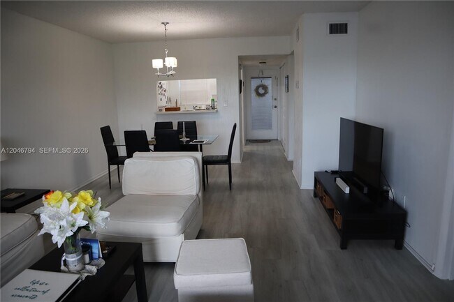 Building Photo - 3000 Sunrise Lakes Dr W