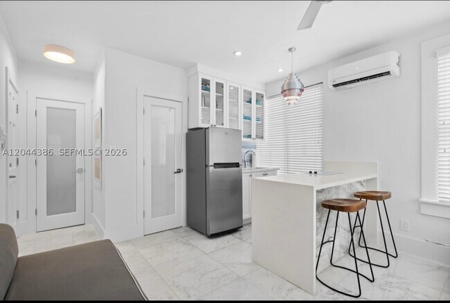 Building Photo - 739 2nd St