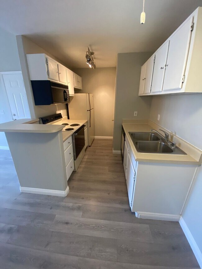 Building Photo - AMERICANA Property Mgmt - 1 bed Condo in Gated Community near The Strip