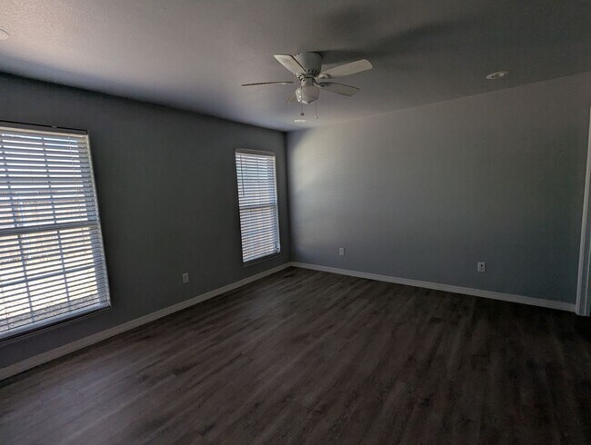 Building Photo - 1302 N Clinton Ave