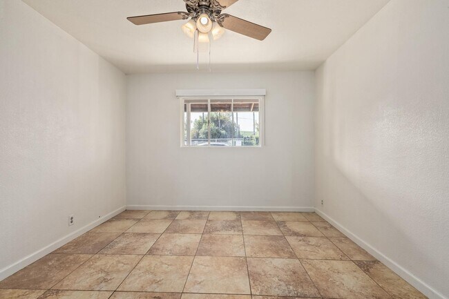 Building Photo - 524 W Fairway Dr