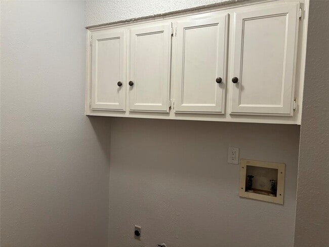 Building Photo - 8111 Baywood Dr