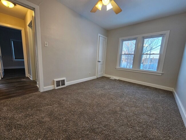 Building Photo - 3 bedroom, 1 bath home with attached garage, off Mt. Vernon Rd.