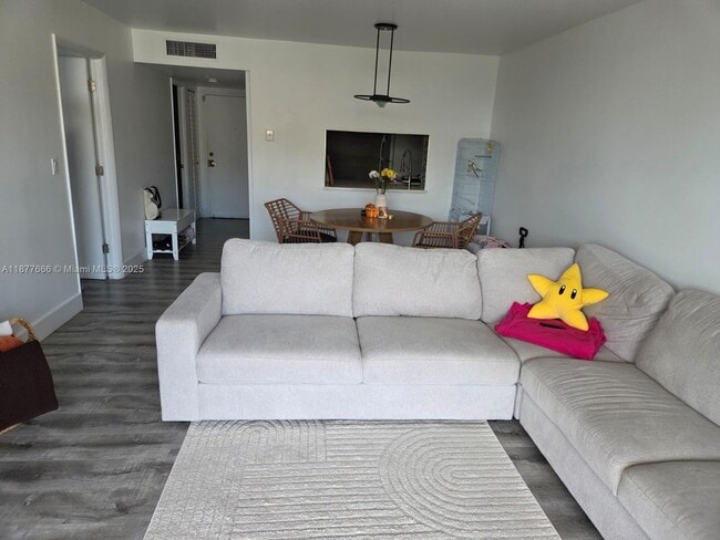 Building Photo - 9320 Fontainebleau Blvd