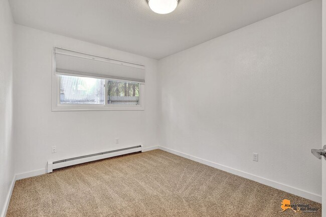 Building Photo - 1102 Broaddus St