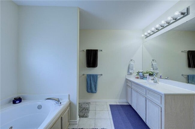 Building Photo - 14126 River Rock Dr