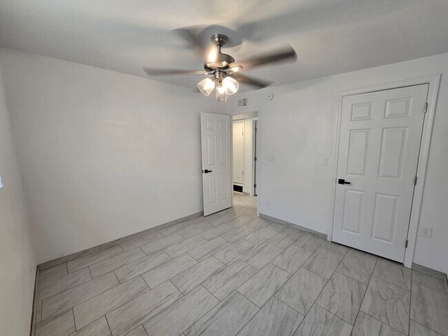 Building Photo - 511 N Iroquois Ave