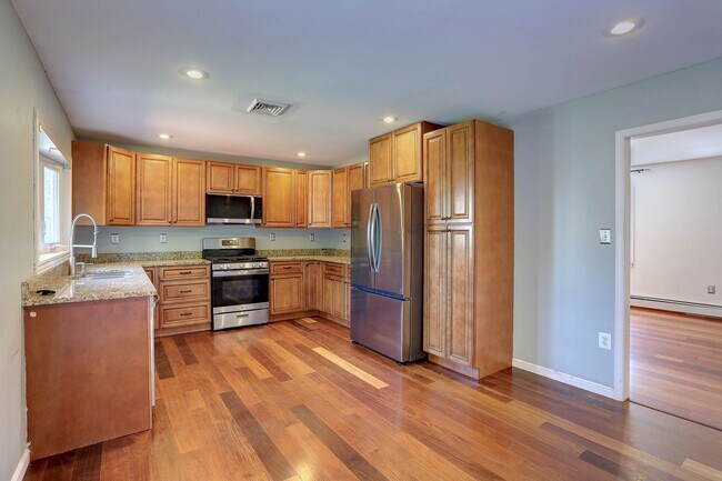 Building Photo - 4 Bedroom 2 Bath Hanover Home w- 2-Car Gar...